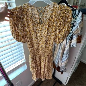 Pretty yellow summer dress with open back. Stretchy material size M